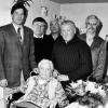 Barbara Krätz feierte ihren 95. Geburtstag (Mitte). Zu den Gratulanten
gehörten (von links) stellvertretender Landrat Heinrich Freiherr von Zobel,
Pfarrer Friedrich Wunderlich, Sohn Erhard und Sohn Helmut sowie zweiter
Bürgermeister Fritz Emmerich.