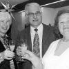 Edelgard Herrmann (rechts) feierte
Dienstjubiläum im Haus
Lehmgruben. Von links:
Hauswirtschaftsleiterin Sonja Ries und Heimleiter
Diakon Frieder Käb.