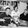 Noch an den Händen von Eva Schunk, doch bald schon an der Wand, umrahmt von Fotos der Fußballer vom VfB
Stuttgart: Die Torwarthandschuhe von Timo Hildebrand. Dies ermöglichten Adolf Aschenbrenner (links) und Vater
Karl Heinz.