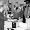 Anna Hofmann war die erste Kundin, die die neue
Post-Service-Station in Schwarzach betrat. Begrüßt wurde sie vom Betreiber Walter
Back, Bürgermeister Lothar Nagel und Backs Mitarbeiter Werner
Dörfler (von links).