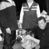 Um die Erste Hilfe am Hund ging es in einem Vortrag beim
Schäferhundeverein in Kitzingen. Auf dem Bild zeigt Dr. Heinz-Peter Bross,
wie man bei einem Hund das Maul mit einem Verband sichert, um
ihn behandeln zu können. Mit im Bild (von links) der Vorsitzende
der Ortsgruppe des Schäferhundevereins Kitzingen, Horst
Mainberger, und Margret Krafzel.