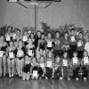 Diese Kinder und Jugendlichen legten das Sportabzeichen 2004 beim Turnverein Hofheim ab. Mit im Bild
Übungsleiterin Martha Lambach (links) und Sportabzeichenprüferin Heidi Dauelsberg (rechts).