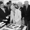Der Kaufhof-Konzern feiert seinen 125. Geburtstag - auch in seiner
Schweinfurter Niederlassung. Aus diesem Anlass wurde gestern eine
Geburtstagstorte feierlich angeschnitten. Im Bild (von links):
Kaufhof-Geschäftsführer Herwig Beck, Media Markt-Geschäftsführer Dieter Schmitt,
Bürgermeister Otto Wirth, Angelika Seitz (Kaufhof), Ex-Geschäftsführer
Günther Paß und Landrat Harald Leitherer.