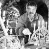 Aus dem Erzgebirge kommen auch heuer wieder Handwerker und stellen beim Weihnachtsmarkt ihre Schwibbogen aus.