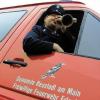 Quasi der Letzte seines Standes: Erich Bils ruft mit dem Signalhorn seine
Erlacher Feuerwehrkameraden zu den Übungen. Waren
Feuerwehrtrompeter zu Anfang des vergangenen Jahrhunderts noch weit verbreitet, ist
Bils heute offenbar der Letzte in Unterfranken, der dieses Amt noch
regelmäßig ausübt.