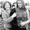 Viel Spaß hatte Weinkönigin Petra Zimmermann (rechts) beim Anprobieren ihres neuen Outfits bei Basset-Moden
in Gemünden: Chefin Martina Czerny (links) hatte von Rock über Bluse und Mantel das Richtige für ihre Auftritte
gefunden.