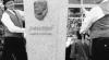 Mitglieder des Grombühler Clubs "Bockertöbele" enthüllten im Oktober
1977 das Denkmal für die Mundartdichterin Elisabeth Scheuring.