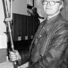 Goldschmied Michael Amberg mit dem neuen Fuldaer Bischofsstab. -