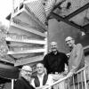Auch die Außen-Stahltreppe als zweiter Rettungsweg gehört zu den
neuen Errungenschaften des Umbaus der Schweinfurter Kulturwerkstatt
Disharmonie. Von links: Architekt Reinhard Greipel, Geschäftsführer
Jürgen Dahlke, Vorstand Gerhard Feigl sowie der städtische Finanz- und
Pressereferent Martin Baldauf.