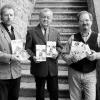 Herbert Meinunger (links) hatte im Auftrag der Stadt Ostheim einen Film rund um die Attraktionen des
Festwochenendes der 1200-Jahrfeier gedreht. Nun hat er Bürgermeister Adolf Büttner (Mitte) und Helmut Thomas
von der Verwaltung die ersten Videokassetten, Film-CDs und DVDs übergeben.