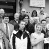 Karola Neumaier vom SPD-Stammtisch (ganz rechts) überreicht 500 Euro
für neue Basketball-Trikots an Schüler der Albert-Schweitzer-Hauptschule.
Auch Schulleiter Reinhard Dertinger (2. von links) dankte.
