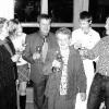 Bei der Jubiläumsfeier im "Schwarzen Adler" (von links): Frieda Meyer mit
Tochter, Hans Meyer, Oma Irma Meyer, Azubi Matthias Gloger und Sohn
Bernd Meyer. Sie halten mit ihren Angestellten, die für langjährige Treue
geehrt wurden, und ihren Aushilfskräften einen Drei-Sterne-Betrieb auf
Trapp.