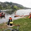 Die Schifffahrtssperre auf dem Main nutzten die Feuerwehren aus Marktheidenfeld, Gemünden und Wertheim am Sonntagmorgen für eine
Ölabwehrübung bei Marktheidenfeld. Nach einem angenommenen Schiffsunfall sammelt sich das Öl an der Ölsperre und wird von der Oberfläche abgesaugt und
aufbereitet. Restmengen, die durch die Sperre gelangen, werden mit einer wasserabweisenden, jedoch für Öle aufnahmefähige Kordel des
Mopmatic-Wringer (Vorne rechts) aufgenommen und anschließend ausgepresst. Boote der Feuerwehren Wertheim und Gemünden sichern die Sperre.