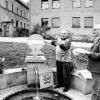 Der Dorfbrunnen in Dampfach soll endlich einen Aufsatz im mittleren
Bereich erhalten. Steinmetz Andreas Brecht (links) aus Zeil stellte den
Gemeinderäten und Bürgermeister Dieter Zehendner (rechts) drei Vorschläge
vor. Favorisiert wurde eine Kugel (unser Bild), die einen umlaufenden Fries
mit der Darstellung der vier Elemente Wasser, Erde, Luft und Feuer
erhalten soll. Brecht wird aber vor einer endgültigen Entscheidung ein Modell
aus Ytong auf dem Brunnen aufstellen.