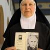 Schwester Bernadette Burkard vom
Karmelitinnenkloster
Himmelspforten in Würzburg mit dem
Primizbild des heutigen Papstes Benedikt
XVI.