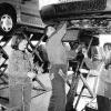 Linda und Lorena Volpert helfen in der Kraftfahrzeugwerkstatt Kessler in Burgsinn bei der Arbeit. Heutzutage können Frauen diese Arbeit genau so
verrichten wie Männer, denn es gibt viele arbeitserleichternde Hilfen.
