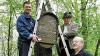 Freuen sich über den renovierten Bildstock im Frickenhäuser Wald (von
links): Helmut Hofmann, Alfred Wiehl, und Altbürgermeister Heinrich
Grieb.