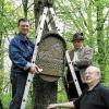 Freuen sich über den renovierten Bildstock im Frickenhäuser Wald (von
links): Helmut Hofmann, Alfred Wiehl, und Altbürgermeister Heinrich
Grieb.