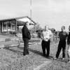 Das Gartenhaus im Hintergrund ist das größte im Kleingartengebiet "Kurzer Rain". Mit etwa 60 Quadratmetern ist es fast dreimal so groß wie erlaubt.
Verpächter Klaus Kemmer diskutiert mit Bürgermeister Josef Schäfer und den Gemeinderäten Wolfgang Friedrich und Walter Neckermann (von links).