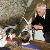 Das ist ein Gänsekiel: Das Utensil, das Rudolf Mauder den jungen Schülern
zeigte, dürften ältere Semester noch bestens kennen.
