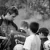 Unter Leitung von Michael Skibbe (links) trainierten die Kicker der Deutschen U 20-Nationalmannschaft gestern
am späten Nachmittag auf dem Sportplatz in Reiterswiesen. Am Rande der Übungseinheit musste Skibbe
natürlich viele Autogrammwünsche kleiner Fans erfüllen.