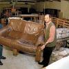 Michael Eitelwein und Rolf Müßig schleppen die letzten Möbel in das
neue Gebrauchtwaren-Kaufhaus in Rottenbauer.
