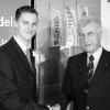 Michael Schneider (links) wird künftig den neuen BayWa-Baustoffmarkt leiten. Peter Baumeister, Vertreter des
Generalunternehmers Ehrenfels, wünscht dem 26-Jährigen alles Gute.