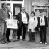 Thomas Dodenhof, Leiter der Umweltstation Wildpark Sommerhausen,
Dr. Alexander Schraml, Vorsitzender Kommunalunternehmen, mit Sohn
Matthias, Dietrich Blickle, Hauptpreisgewinner, und Frau Hannelore, Julia
Fröhling, Vorstandsassistenz/Marketing Kommunalunternehmen, bei der
Spenden- und Gewinnübergabe in der Umweltstation Wildpark
Sommerhausen.