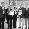 Mit einem ersten Preis der Berufsgenossenschaft Metall Süd wurde die
Euerdorfer Firma perma-tec für ihre innovative Entwicklung von
automatischen Schmierstoffgebern ausgezeichnet. In der Bildungsstätte in
Triefenstein-Lengfurt überreichten Sven Schröter (links) und Edith Münch (rechts)
von der Berufsgenossenschaft den Preis an perma-tec-Vertreter Bernd
Hartmann.