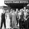 Auf ein hochmotiviertes Team kann der neue Direktor des Rhön Park Hotels, F. Albert Fuschlberger (Fünfter von
links), bauen. Er tritt in die Fußstapfen von Steffi Heilig, die das Vier-Sterne-Haus im Naturpark Rhön 20 Jahre
lang überaus erfolgreich geleitet hat.