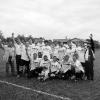 Die DJK Salz ist Meister. Im Bild die Mannschaft, vorne von links: Sven Ziegler, Jürgen Bätz, Christoph Limpert, Christoph Böhm und Tobias Wolf, hinten
von links: Abteilungsleiter Hans-Werner Dorst, DJK-Vorsitzender Matthias Müller, Nico Chlebowy, Michael Schmitt, David Fringes, Marcus Bien, Simon
Werner, Andreas Ihls, Spielertrainer Gerd Filbig, Bertram Diek, Andreas Ziegler, Florian Dorst, Michael Herbert, Sven Katzenberger und der größte
DJK-Fan Georg "Schorsch" Katis, griechischer Gastwirt aus Salz.