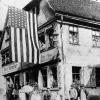 Großer Bahnhof für einen Auswanderer, der die Heimat besuchte: Die
ehemalige Bäckerei und Weinwirtschaft Brand geschmückt mit der
US-Flagge.