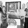 Den Berliner Künstlern Sandra Rienäcker und Rolf Winkler ist die derzeitige Ausstellung in der Galerie im Saal in
Eschenau gewidmet. Unser Bild zeigt von links: die Galeristen Egon Stumpf und Eleonore Schmidts-Stumpf, den
Berliner Galeristen Norbert Gering und Sandra Rienäcker. Im Hintergrund das Gemälde "Böcklin's Schlange" von
Sandra Rienäcker, im Vordergrund die Plastik "Stürzender" von Rolf Winkler.