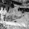 Die gebürtige Allgäuerin, Carola Nitsch, hat in Weihenstephan Gartenbau
studiert. Das besondere Steckenpferd der Gartenbauingenieurin sind
jedoch Stauden und Gehölze. Unser Bild zeigt sie (mit Töchterchen Emma)
in ihrem Bauerngarten.
