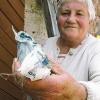 "Die Ratten fressen in einer Nacht manchmal eine ganze Packung Gift":
Pauline Walter aus Darstadt mit einer von den Tieren angeknabberten
Packung.