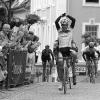 Spannender Radsport erwartet die Zuschauer auch bei der Mainfrankentour 2005, die von Donnerstag bis
Sonntag läuft. Hier ein Foto von der Zielankunft vergangenes Jahr in Bad Brückenau: Nationalfahrer Heinrich Haussler
jubelt über seinen Etappensieg. ARCHIV