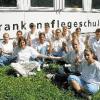 "Nicht mit uns!" Der komplette Abschlusskurs der Leopoldina-Auszubildenden - 15 junge Frauen, nur eine fehlt
hier im Bild - wehren sich gegen den Versuch des Leo-Geschäftsführers Adrian Schmuker, sie schon Mitte
September loszuwerden.