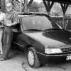 Hermann Heidelmeier (links) gratuliert die Eheleute Schipper zu ihrem
Peugeot, der eine halbe Million Kilometer auf den Buckel hat.
