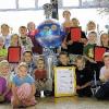 Die stolzen Gewinner beim bundesweiten Wettbewerb der Stiftung Lesen:
Die Klasse 1b der Volksschule Urspringen mit ihrer Klassenlehrerin Susanne
Waschke und dem selbst gebauten Roboter Lilroi.