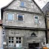Die Kellereigasse 7 in Karlstadt vor
dem Beginn der Restaurierung: Ein
angrenzendes Geschäft lagerte vor
dem leer stehenden Haus seine
Kartonage ab. Über dem Türsturz
ist die alte Hausnummer 344 in
einem Stein gemeißelt. An der
Vorderfront (und an der Seite) sieht
man noch die alte Aufschrift
"Schlosserei Gg. Zübert".