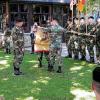 Ein Szene mit hohem symbolischen Charakter bot sich am Freitag den
Gästen, die zur Verabschiedung von Oberstleutnant Thomas Fass, dem
letzten Kommandeur der 417. Standortverwaltung in Kitzingen,
gekommen waren. Gleichzeitig mit der Verabschiedung wurde das Bataillon
deaktiviert und die Bataillons-Fahne eingerollt.