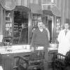 Ein Blick in den Friseur-Salon 1932: Georg Merz (links), der auch approbierter Bader war, begründete um 1905 das Familienunternehmen. Seinen
Ziehsohn Ludwig Bock, bildete er selbst zum Nachfolger aus.