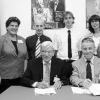 Den Vertrag für eine Lernpartnerschaft unterzeichneten
Kaufhof-Geschäftsführer Friedhelm Bröske (vorne links) und Arthur Weber, Rektor der
Jakob-Stoll-Realschule. Die Initiative begrüßen auch (von links) Holger
Kiunke (Kaufhof), Landtags-Vize und Schirmherrin Barbara Stamm,
Auszubildenden-Sprecher Philipp Hudert, Thilo Samfuß (Schüler), Anja
Kiehne-Neuberg (Kaufhof) und Bürgermeisterin Marion Schäfer.