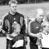 Seit an Seit mit dem "König von Giesing": Der langjährige 1860-München-Coach Karsten Wettberg (hinten rechts) bekam den größten Applaus beim
Auftritt der Sternstunden-Elf in Oberwerrn. Keeper Ralf Scherbaum (hinten links) und zwei U-9-Kicker standen da locker drüber.