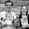 Edda Braun (links) und Julia Jänicke präsentieren dem Morgenstammtisch
einige der vorgestellten Bücher.