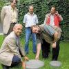 Erstmals in Schweinfurt, für neun Anwesen in der Wehr, wurde eine
Unterdruck-Entwässerung installiert. Unser Bild zeigt (von links) Richard
Stahl (Technisches Büro Werner TBW), Albrecht Scheuring
(Stadtentwässerung), Rupert Kehl (Firma Tasch), Stadtwerke-Chef Johann Karl und Dilbert
Kolb (TBW).