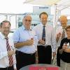 Bei Fresenius ist der langjährige Verwaltungschef Hartmut Metz
verabschiedet worden. Von links: Werksleiter Dr. Christoph Sahm, Metz, der
Vorstandsvorsitzende der Fresenius AG Dr. Ulf Schneider, der frühere
Werksleiter Dieter Metzner und die Lebensgefährtin von Hartmut Metz
Johanna Popp.