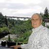 Gerhard Purps, Vorsitzender der Siedlergemeinschaft Heidingsfeld Süd e.V. auf seinem Balkon. Derzeit ist die Autobahnbrücke noch zirka 450 Meter von
seinem Haus im Reichenberger Grund entfernt. Mit der befürchteten Tunnellösung würde die Trasse bis auf 150 Meter und Baumwipfelhöhe
heranrücken. "Der Lärm ist aber jetzt schon kaum erträglich", klagt Purps.