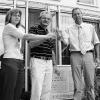 Ein Prosit auf die langjährige Zusammenarbeit: Irene Wolf und Karl-Heinz
Graser stoßen mit ihrem Chef Dr. Thomas Goppert (rechts) auf weitere
gemeinsame Arbeitsjahre an.