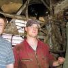 In der Glockenstube: Fabian Rößler (rechts), Mitarbeiter der Firma Philipp
Hoerz, zusammen mit Mesner Christoph Jaugstetter. Im Hintergrund ist
einer der erneuerten Klöppel gut zu sehen.